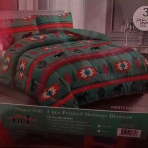 3-Piece Printed Borrego Blanket Set - Green and Red